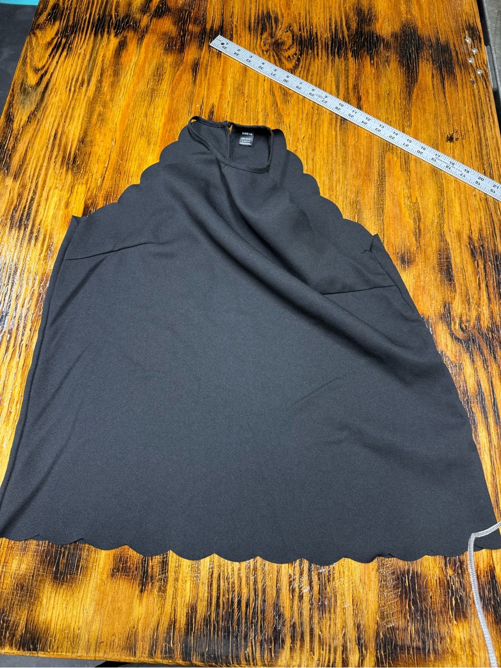 SHEIN Black A-Line Scalloped Hem Skirt